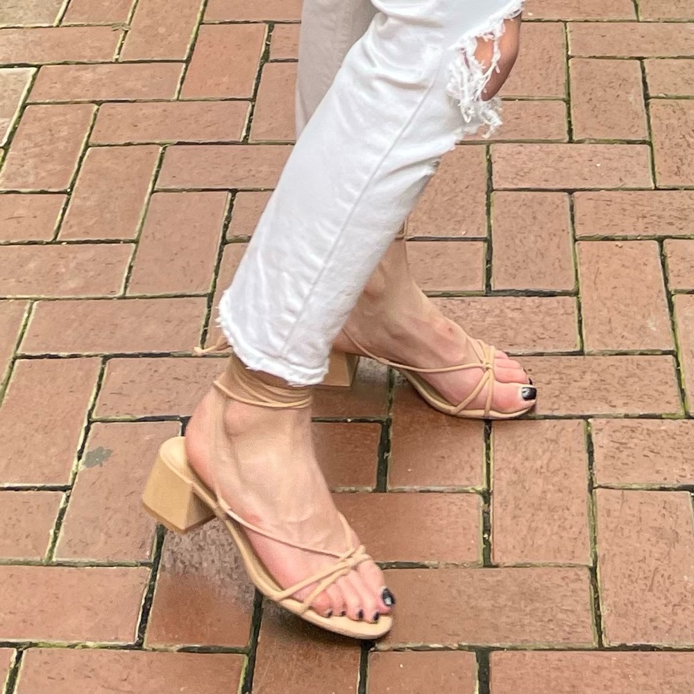 Gianni Bini Servin-Lewks Sierra Sands Sandal (Size 8)